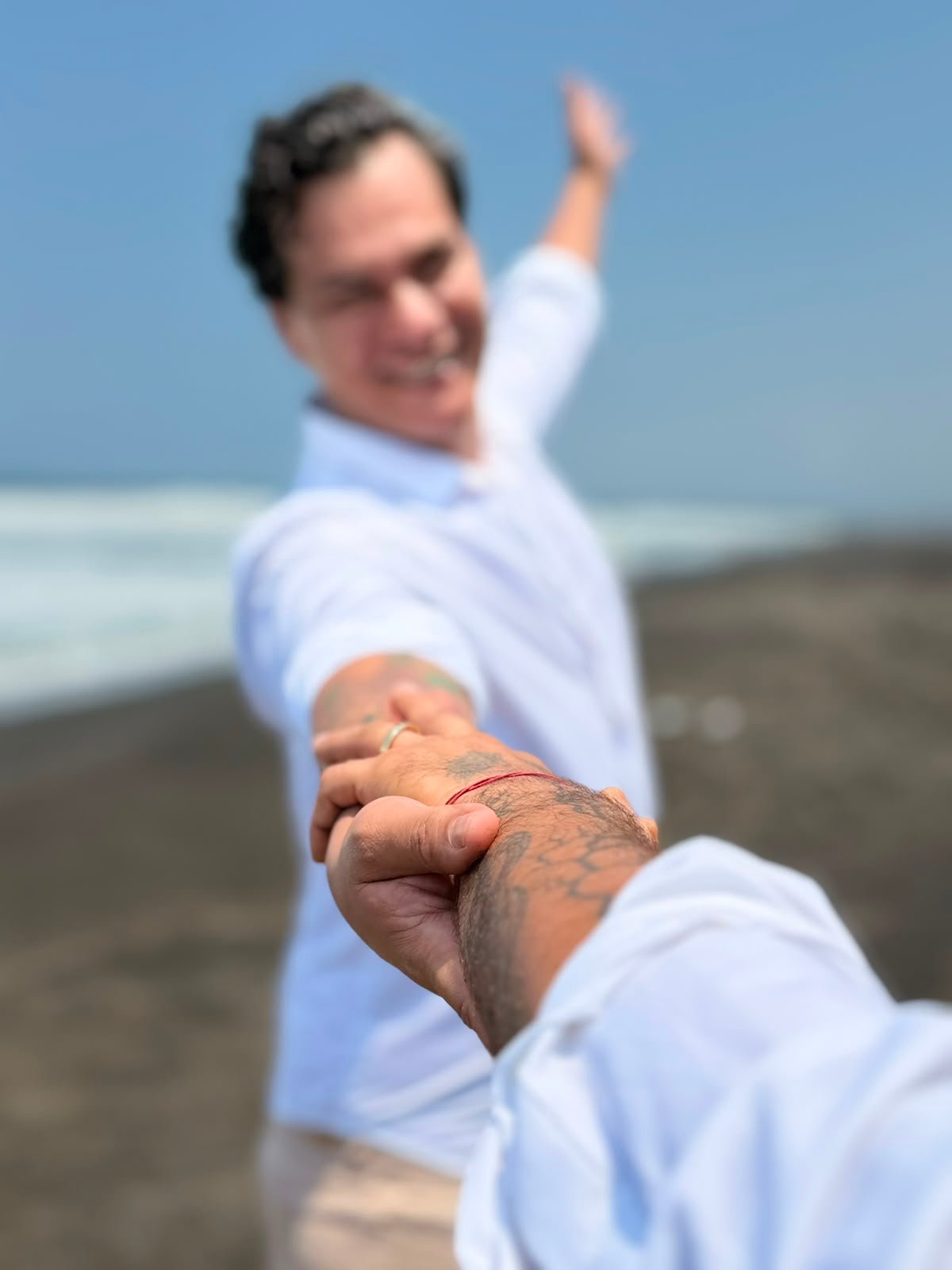 Tomados de la mano en la playa