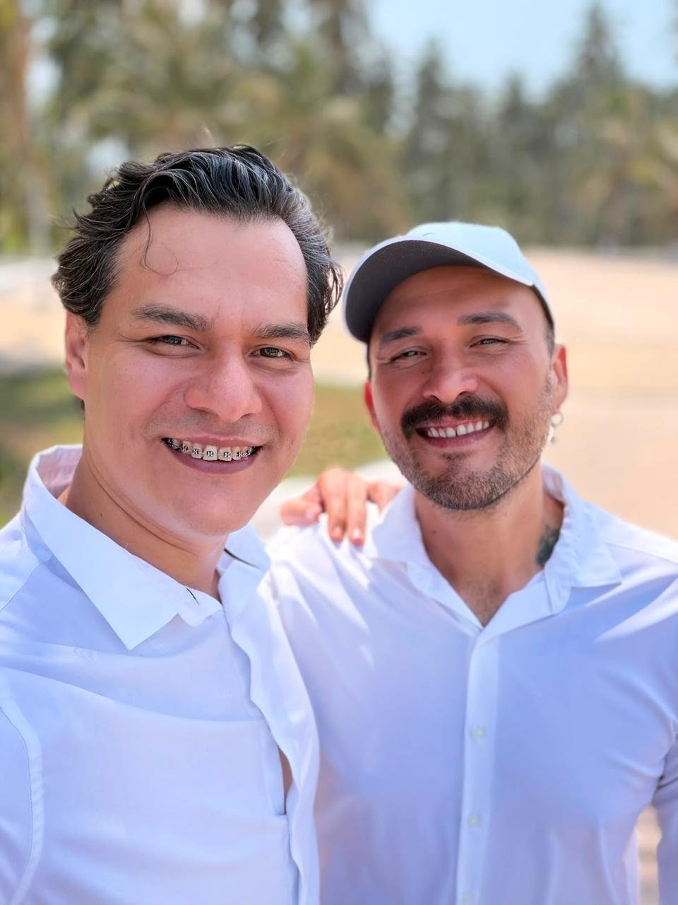 Silvino y Ángel sonriendo juntos